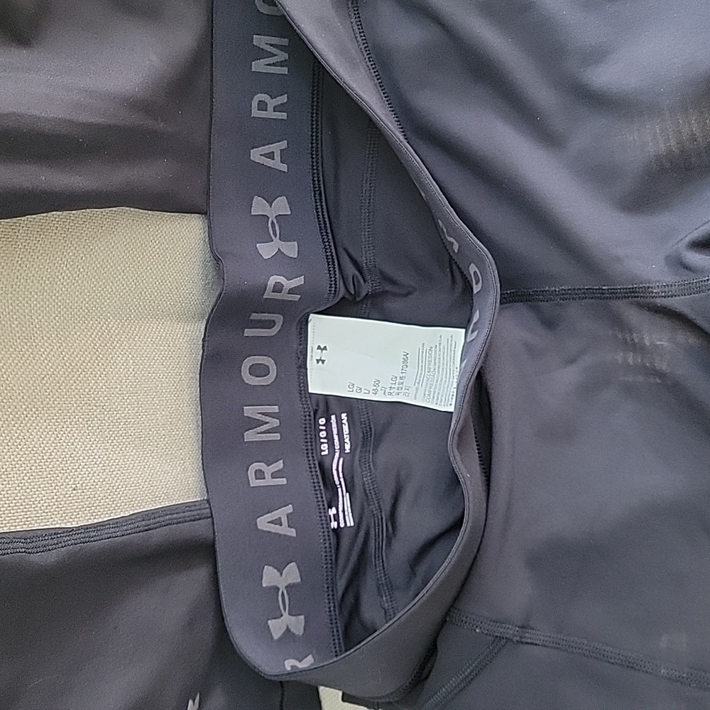 UNDER ARMOUR 2 pairs ladies size L, 1 is Capri, 1 is long